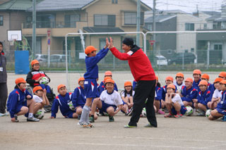 浦和レッズ関連情報 浦和レッズハートフルクラブ 小学校授業サポート 越谷 城ノ上小学校で開催 ポラスグループがサッカーボールを寄贈