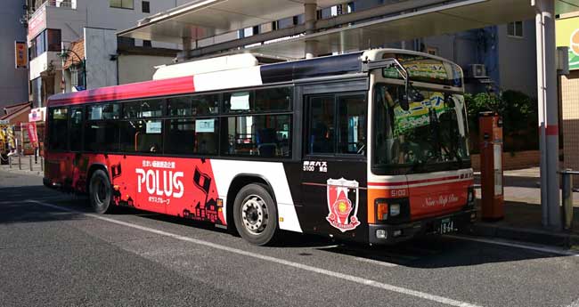 レッズ関連情報 東武バスで Polus Reds のラッピングバス運行中 お近くにお越しの際は ぜひご乗車ください